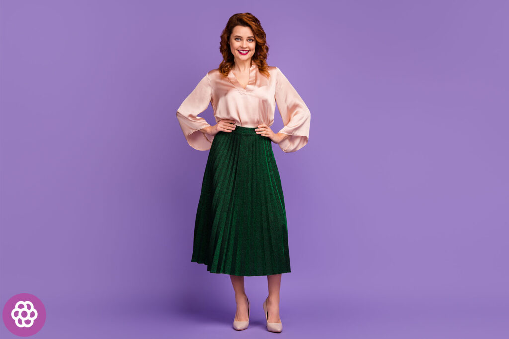 elegant bluse til plisseret nederdel