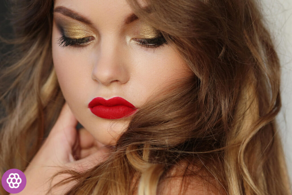 Make-up til en bordeauxfarvet kjole