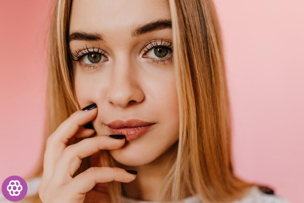 make-up til en laksefarvet kjole